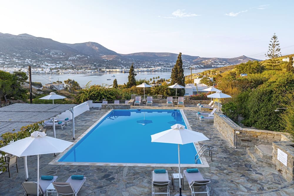 Akrotiri Hotel