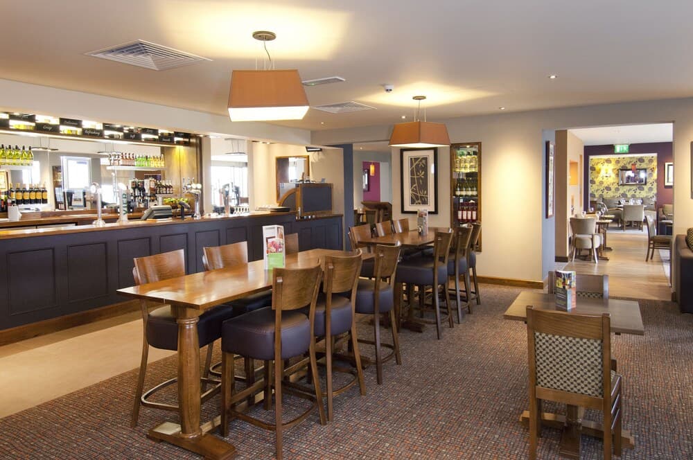 bar & dining