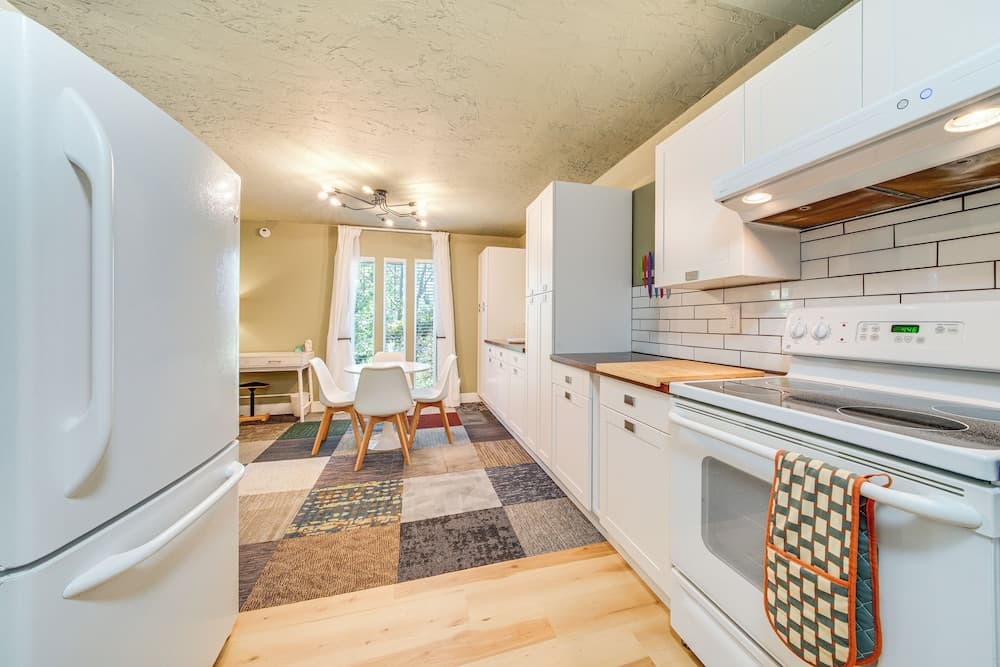 Modern Home Between Seattle, Tacoma & SEA Airport