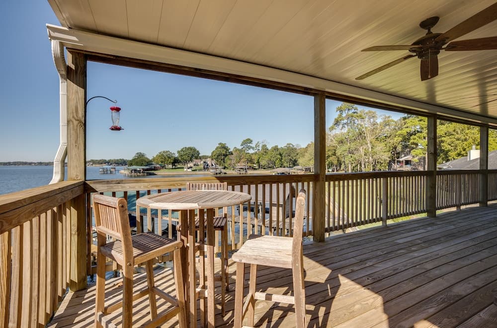Spacious Lake Livingston Home w/ Decks & Fire Pit!