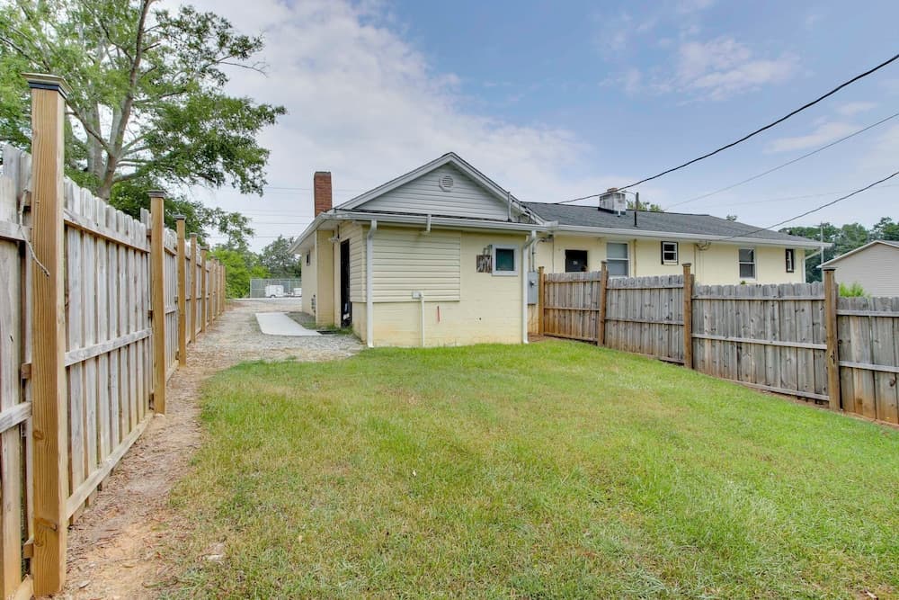 2 Mi to Self Regional MC: Updated Apartment