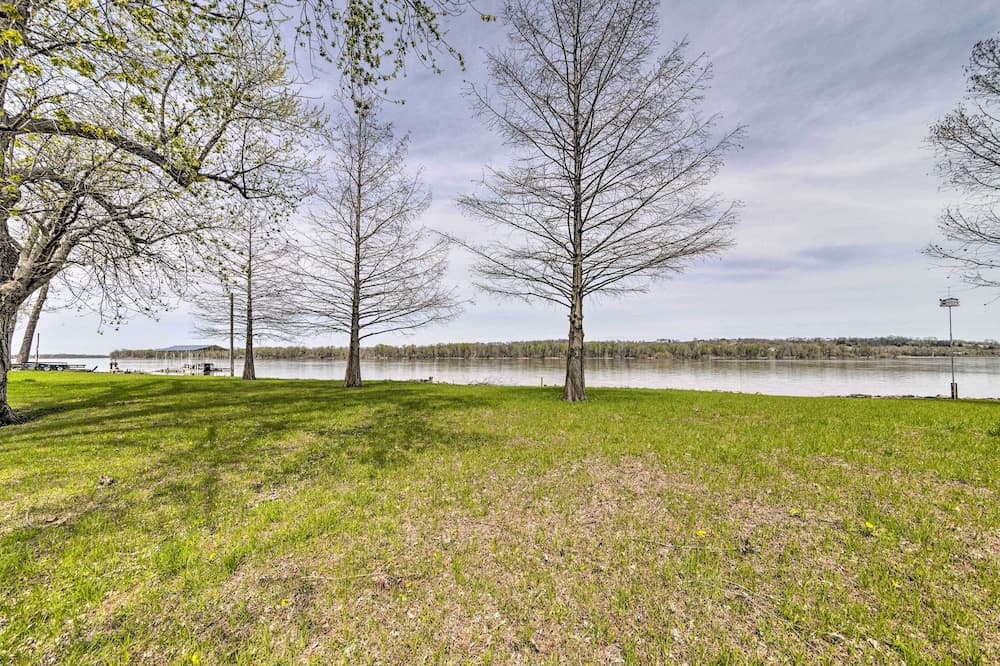 Lovely Couples Escape on Mississippi River!