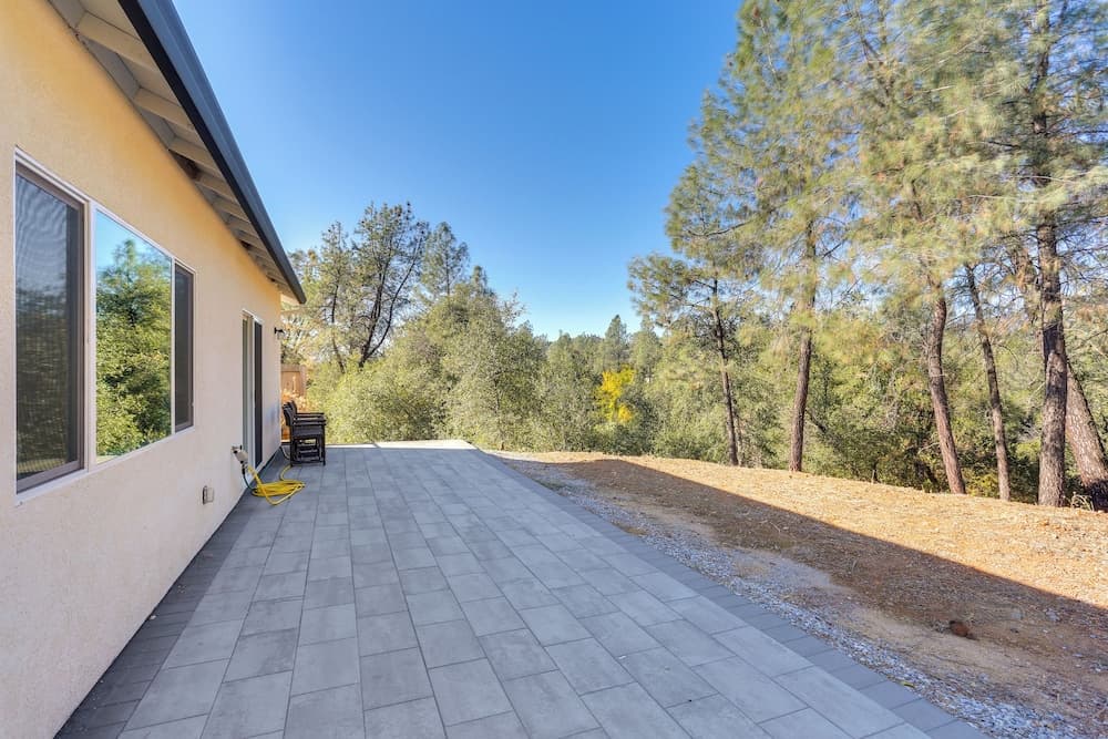5 Mi to Shasta Lake: Newly Built Home w/ Backyard!