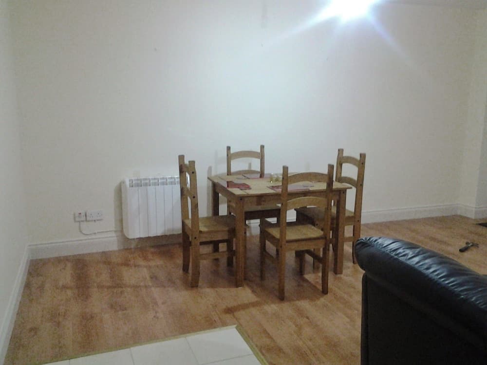 Galway 2-bed Apt, Sleeps 4, 5-min Walk to Station