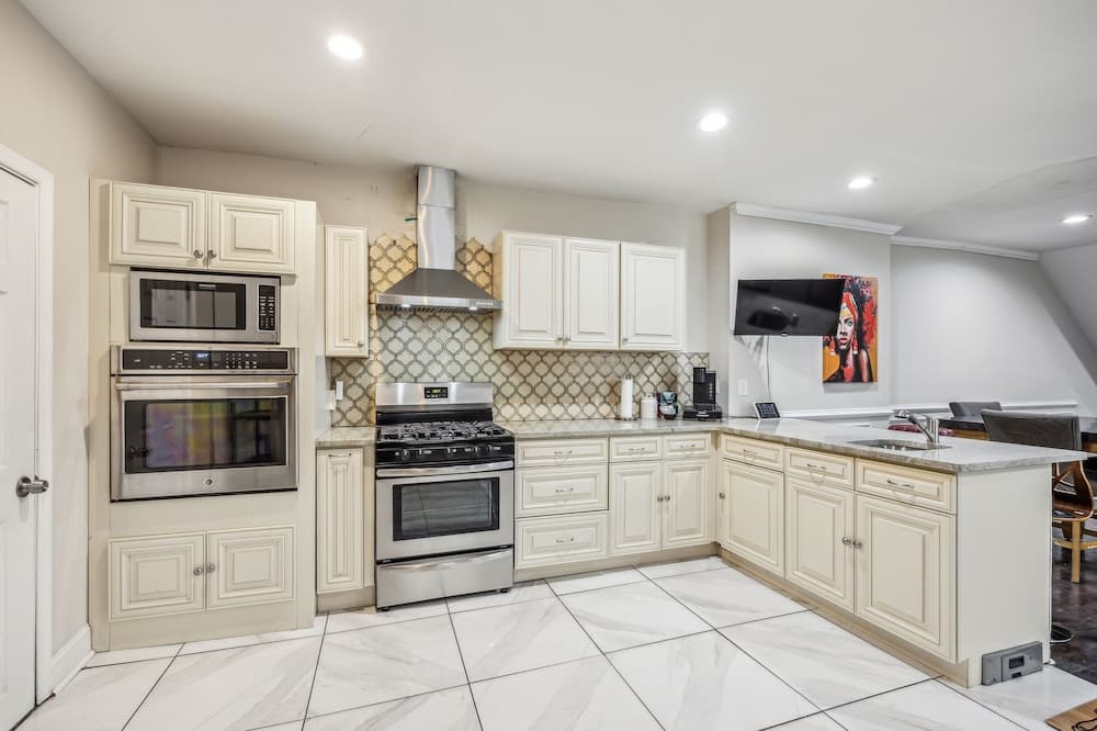 Elegant 5br Townhome In Prime Location 5 Bedroom Townhouse by RedAwning