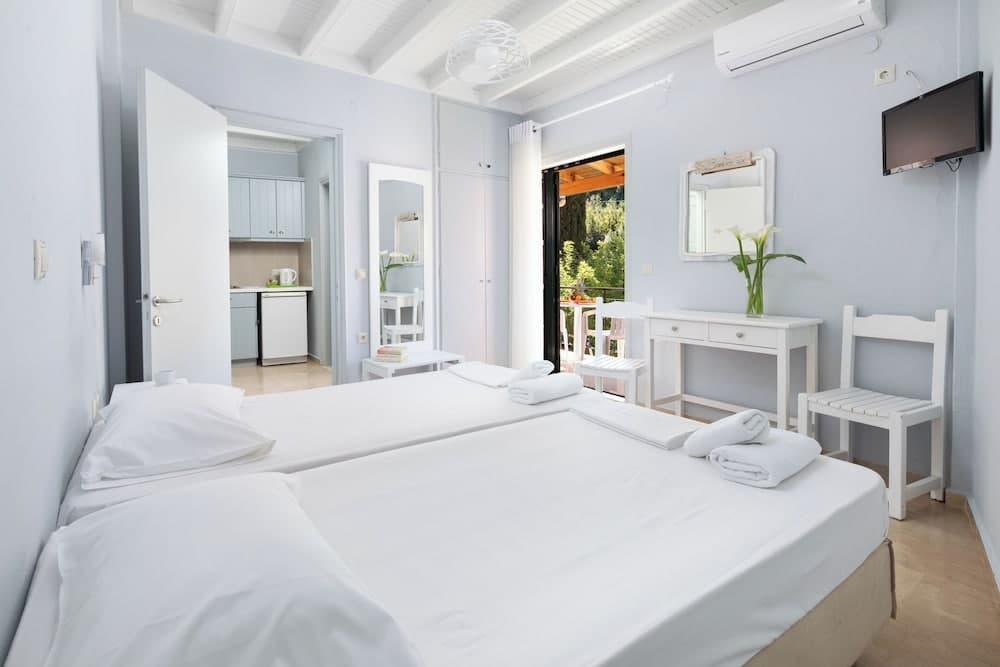 Bella Vista Beach Hotel and Studios