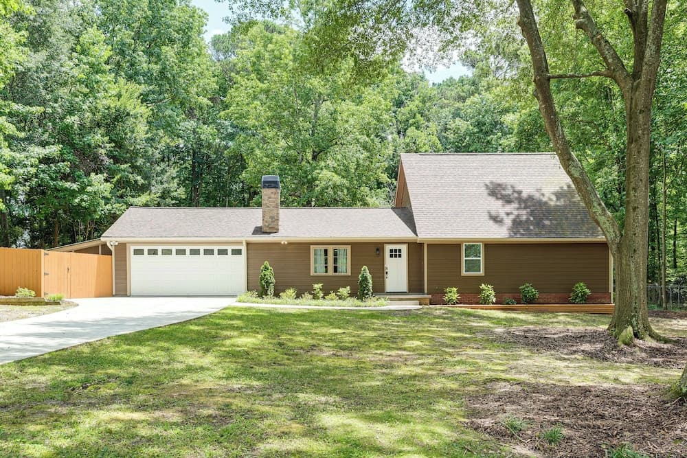 < 2 Mi to Dtwn Alpharetta: Home w/ Screened Porch!