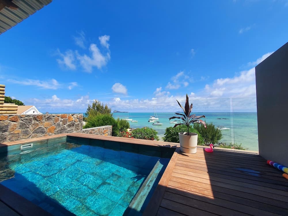 Luxury beachfront villa with private pool and cozy Pavillon with private jacuzzi on rooftop terrace