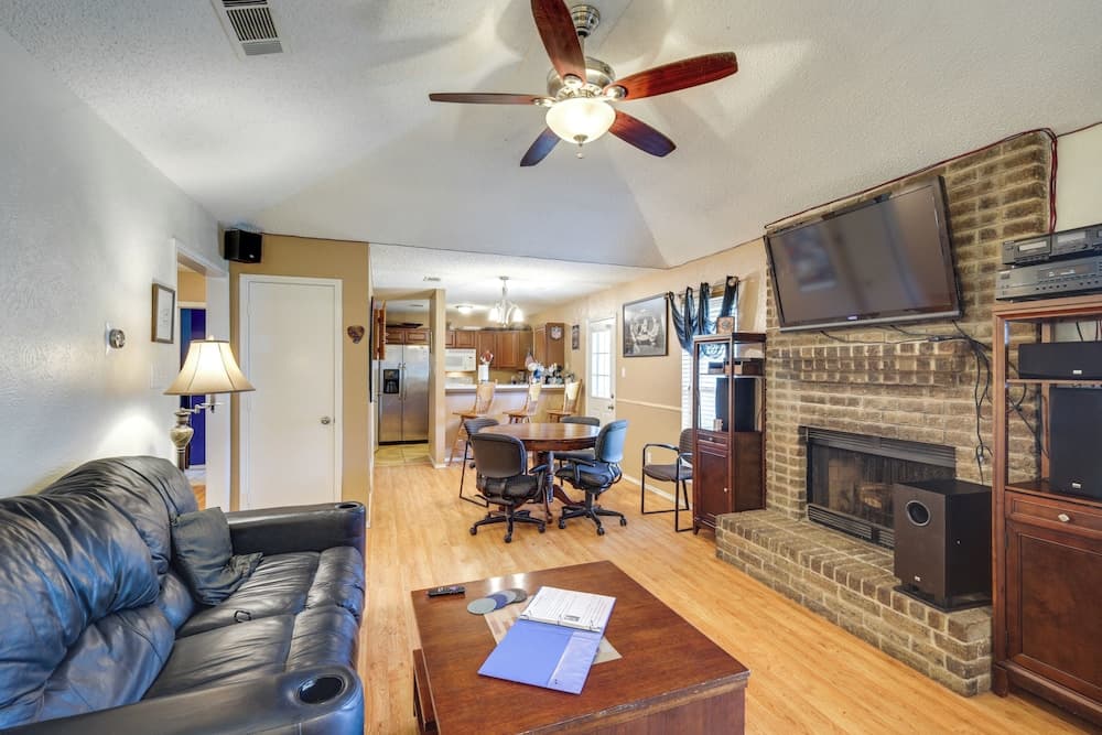 4 Blocks to At&t Stadium: Home w/ Bbq-ready Yard!