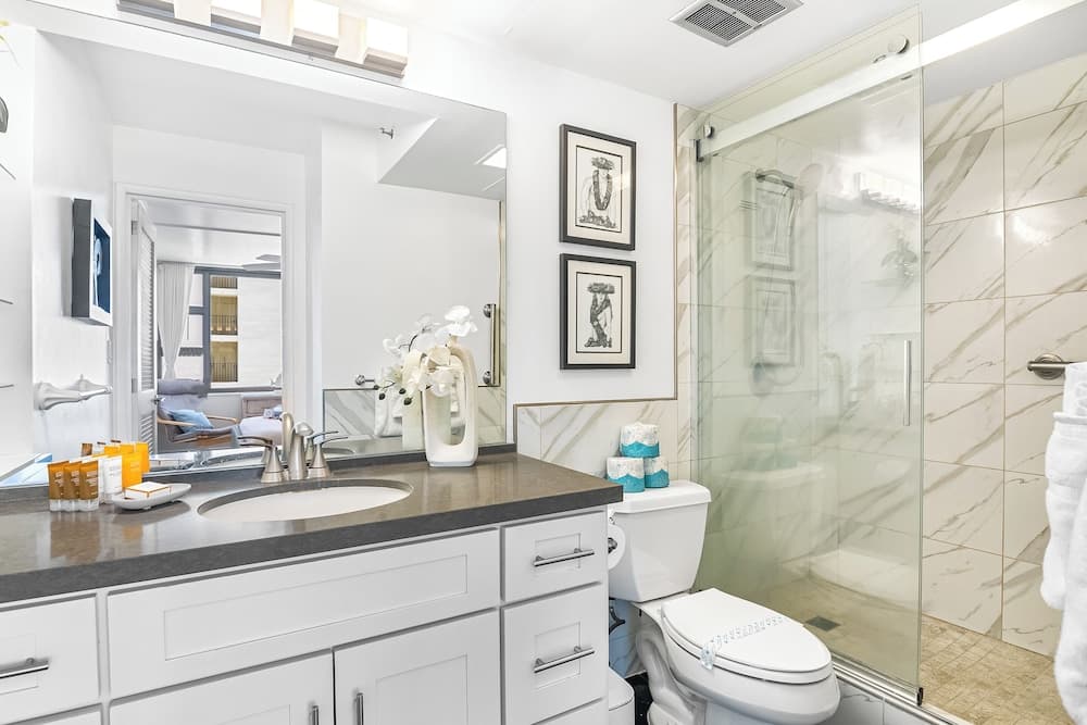 Premium Remodeled Condo with Ocean View and Parking