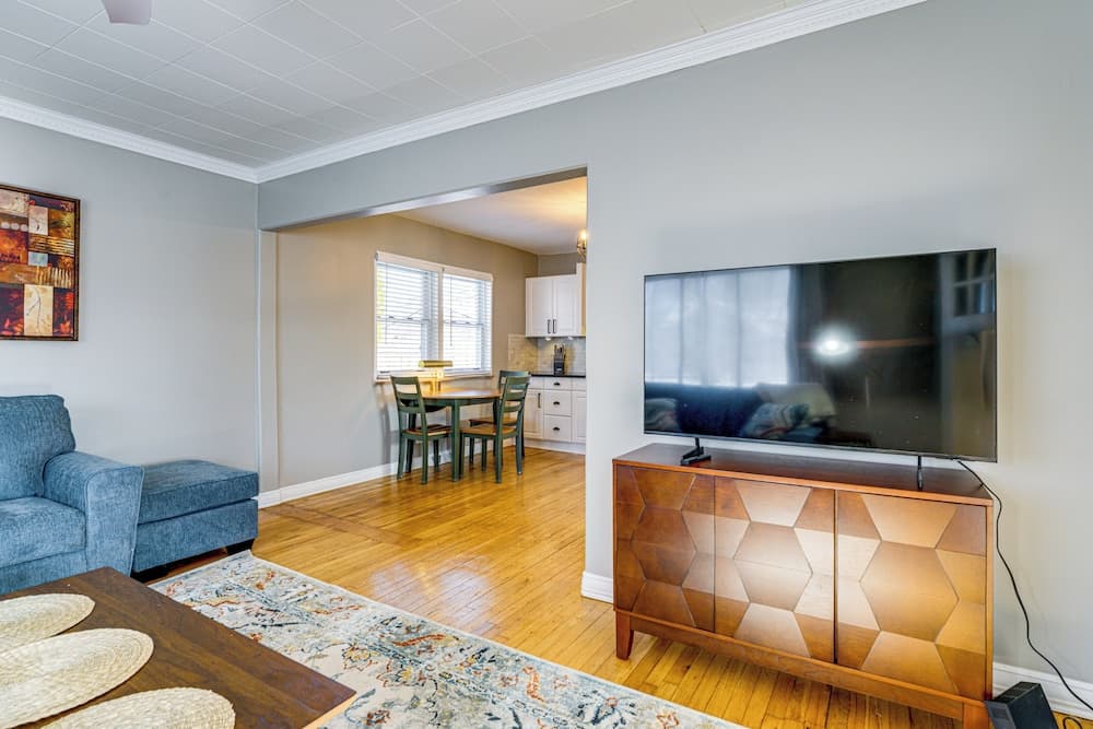 < 1 Mi to Dtwn Clawson! Family Retreat w/ Yard