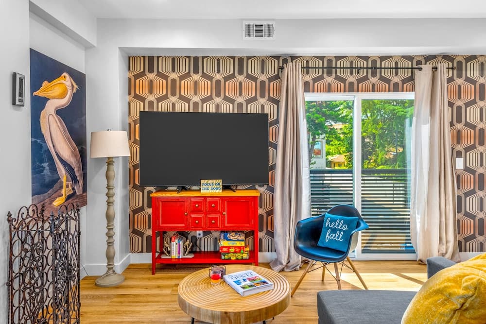 Stylish Sherman Oaks Townhouse W/ 3 Master Suites