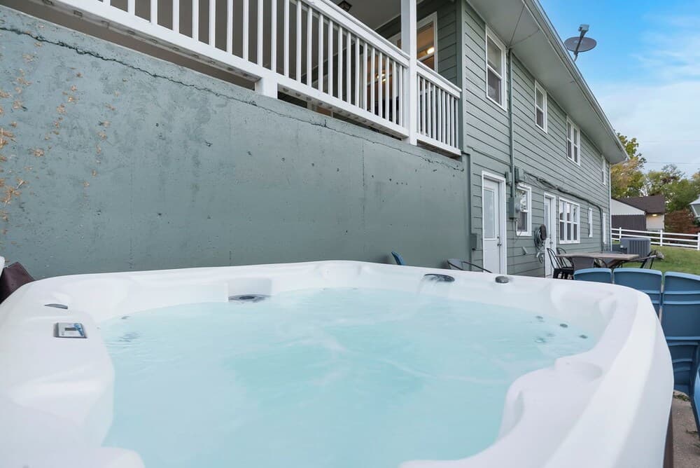 Branson Downtown Beauty - 4 BDR Home Sleeps 15