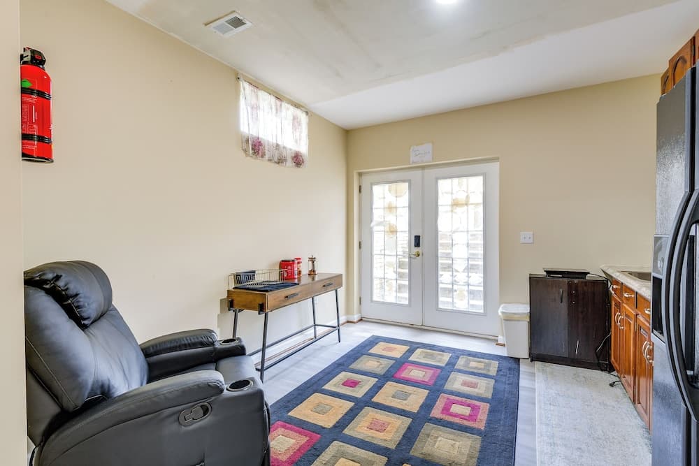 Pets Welcome! Cozy Family Apartment in Sterling