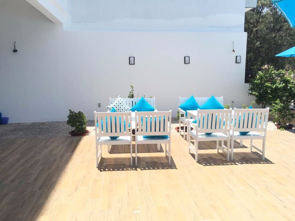 Blue Anchor Lodge & Cafe-Binh Ba Island