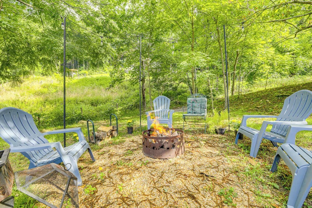 Pet-friendly Smoky Mountain Getaway w/ Fire Pit!