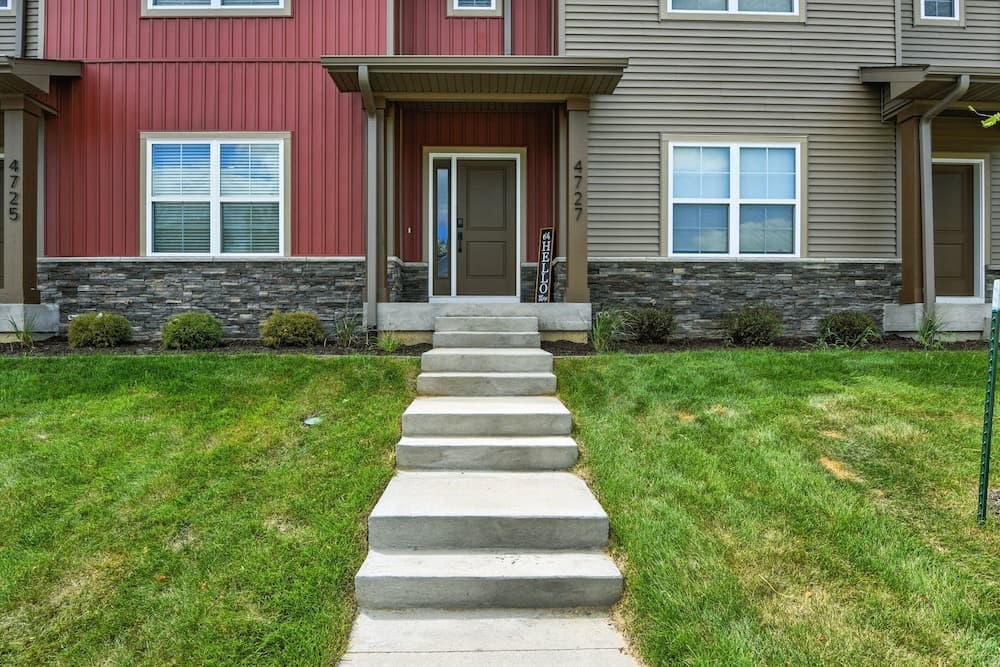 Modern Townhome Retreat In Prime Location 3 Bedroom Townhouse