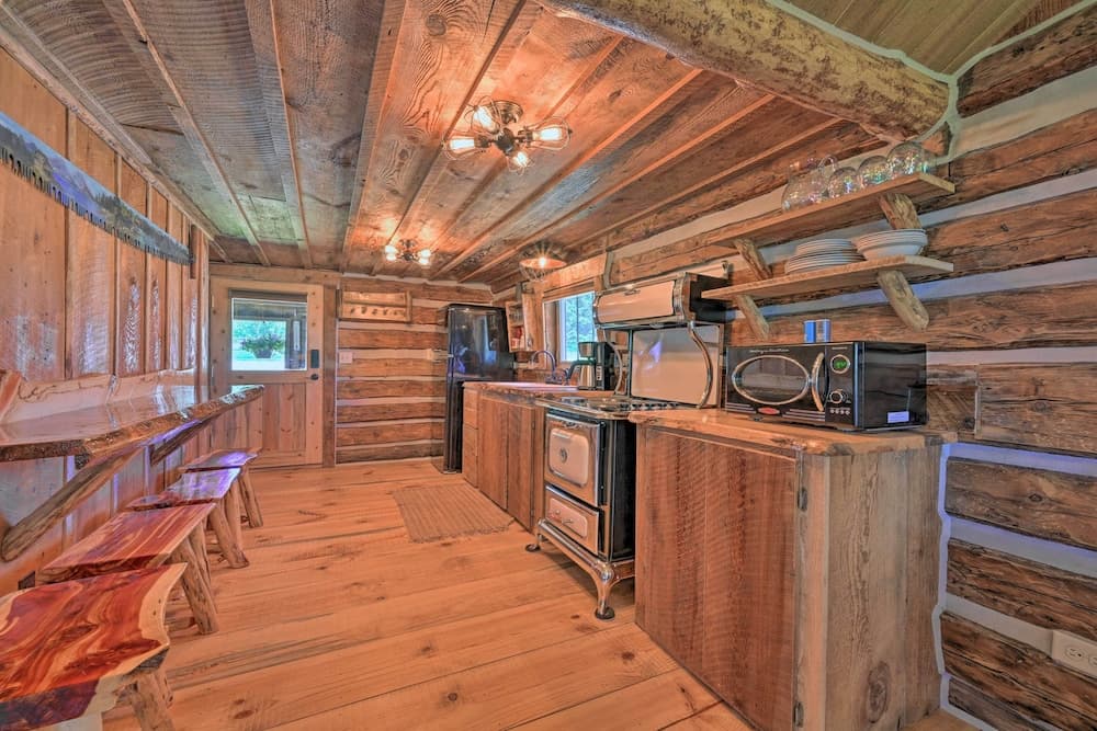 Montana Retreat: Original Hamilton Log Cabin!