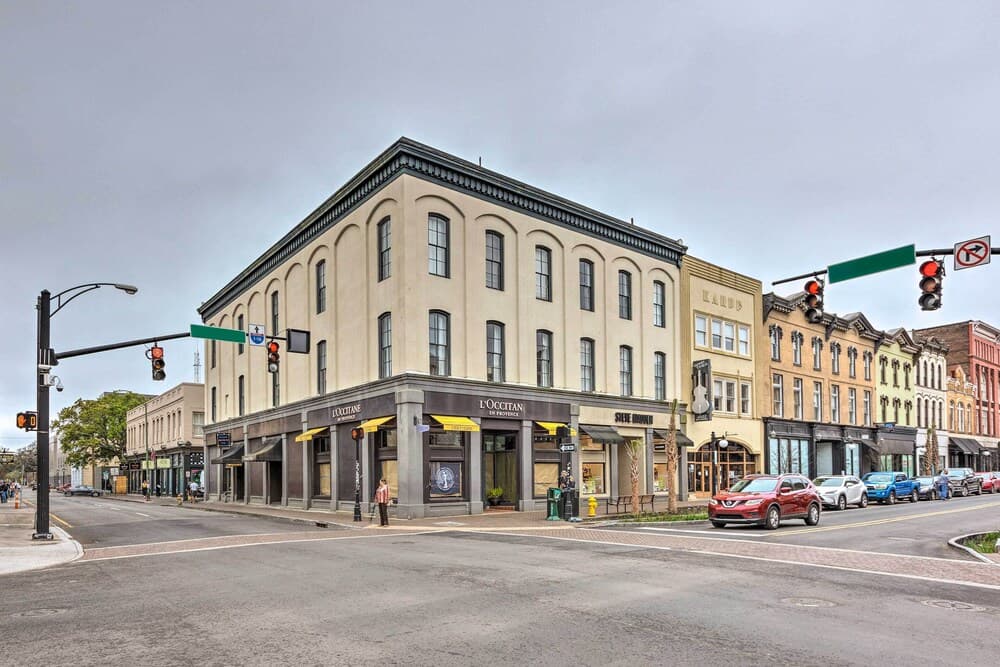 Bright Savannah Loft in Historic District!