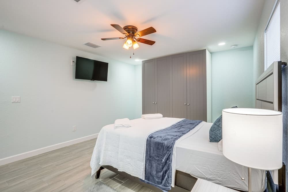 12 Mi to Dtwn Tampa: Vibrant Home w/ Outdoor Space