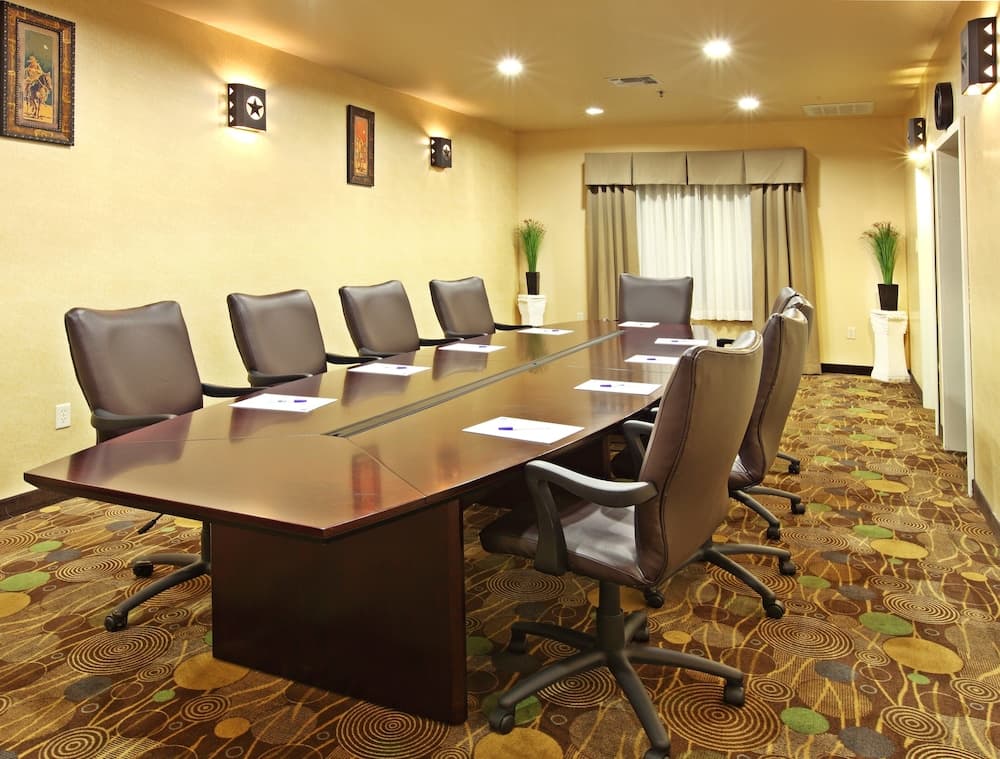 Holiday Inn Express & Suites Marshall by IHG