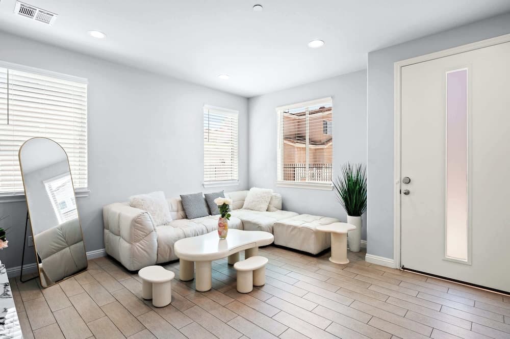 Modern Spacious Home Bright, Family Group Friendly
