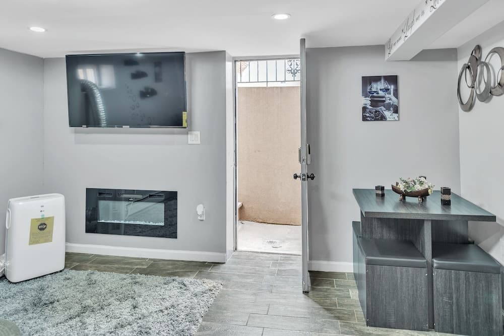 Cozy Modern 1br Apartment - Just 10 Mins From Jfk Airport 1 Bedroom Apts by RedAwning