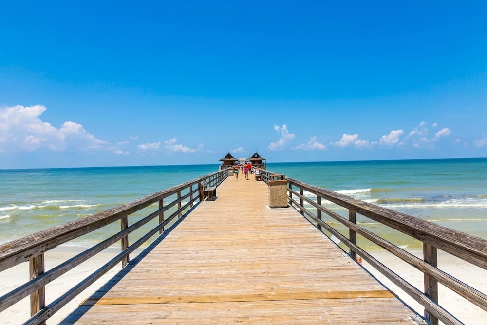 Le Monaco - Romantic 1 BR Condo Steps from 5th Ave S. Chic Coastal Retreat with King Bed and Beach Access. Perfect Location for Couples Near Dining, Shoppi