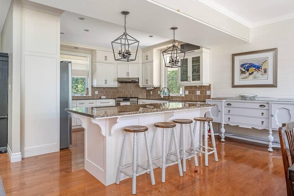 County Lakehouse - The Perfect Spot in PEC