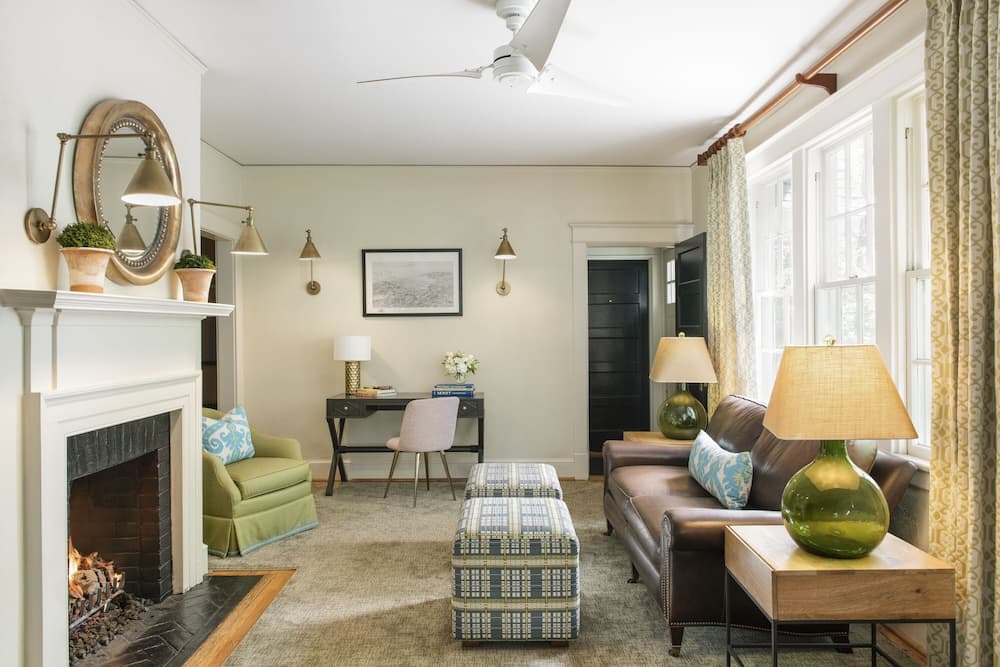 Oakhurst Inn at the University