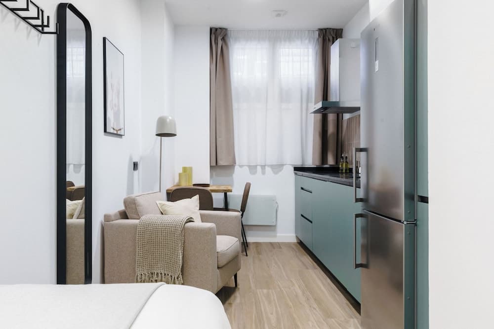 Limehome Piraeus Iris