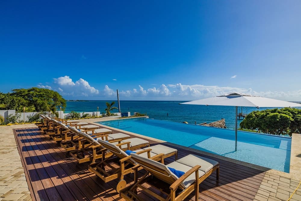 Beachfront Villa w Pool Sleeps 16 Dining Tub
