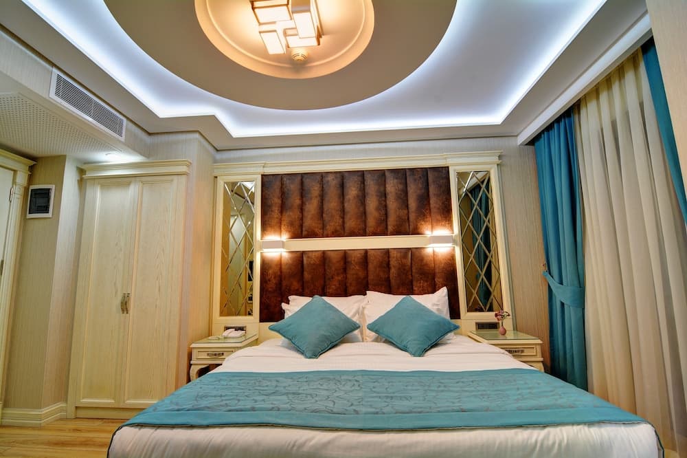 Novelty Hotel