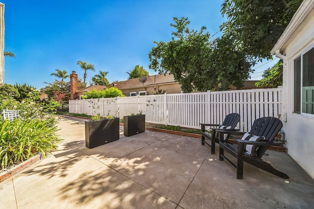 Chic Executive - Historic Floral Park Guest House 1 Bedroom Bungalow by Redawning