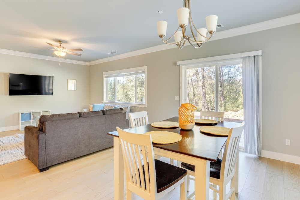 5 Mi to Shasta Lake: Newly Built Home w/ Backyard!