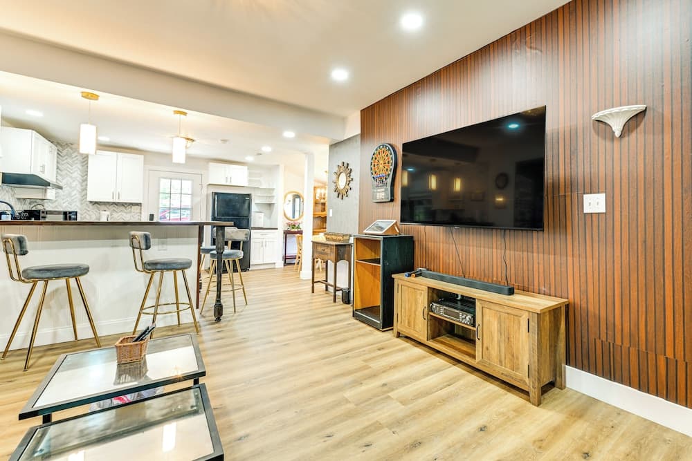 Weekend Getaway in Cornelius: Walk to Dining!