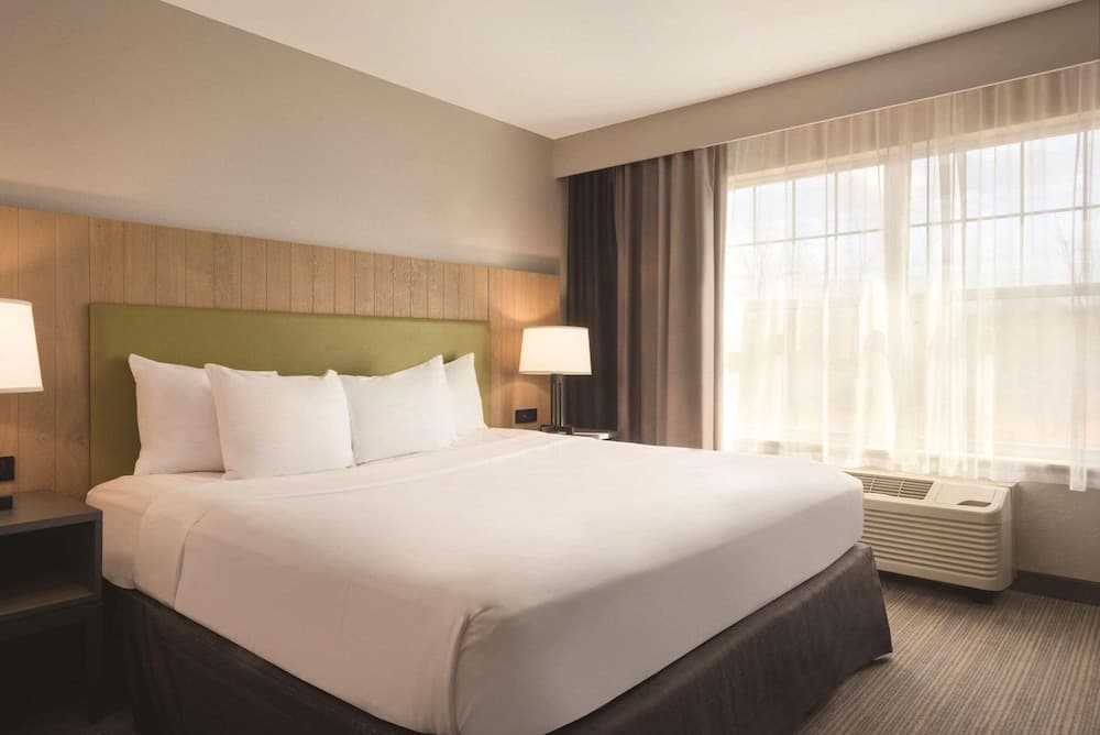 Country Inn & Suites by Radisson, Germantown, WI