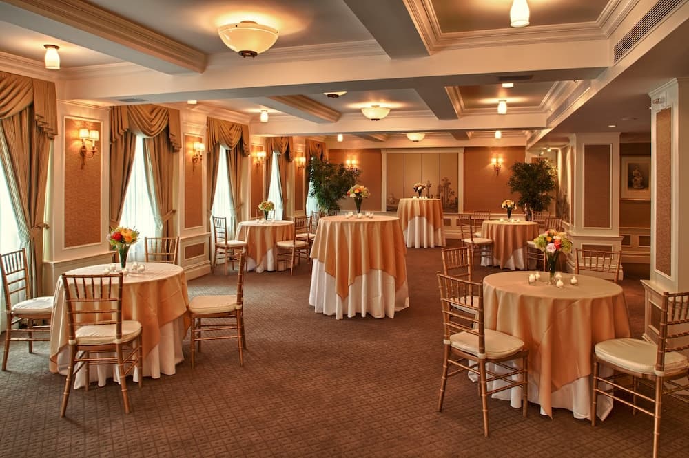 Hotel Plaza Athenee