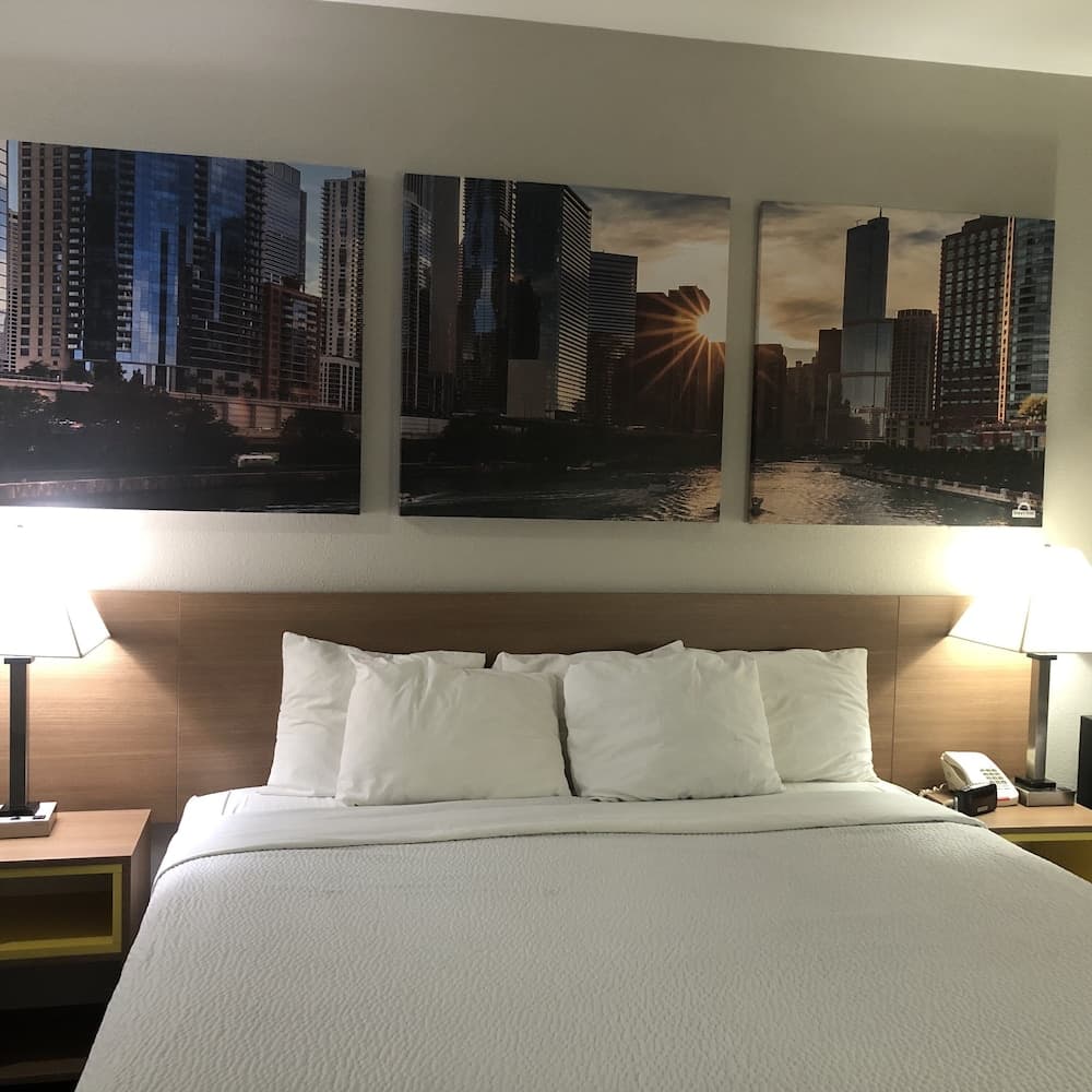Days Inn & Suites by Wyndham Romeoville