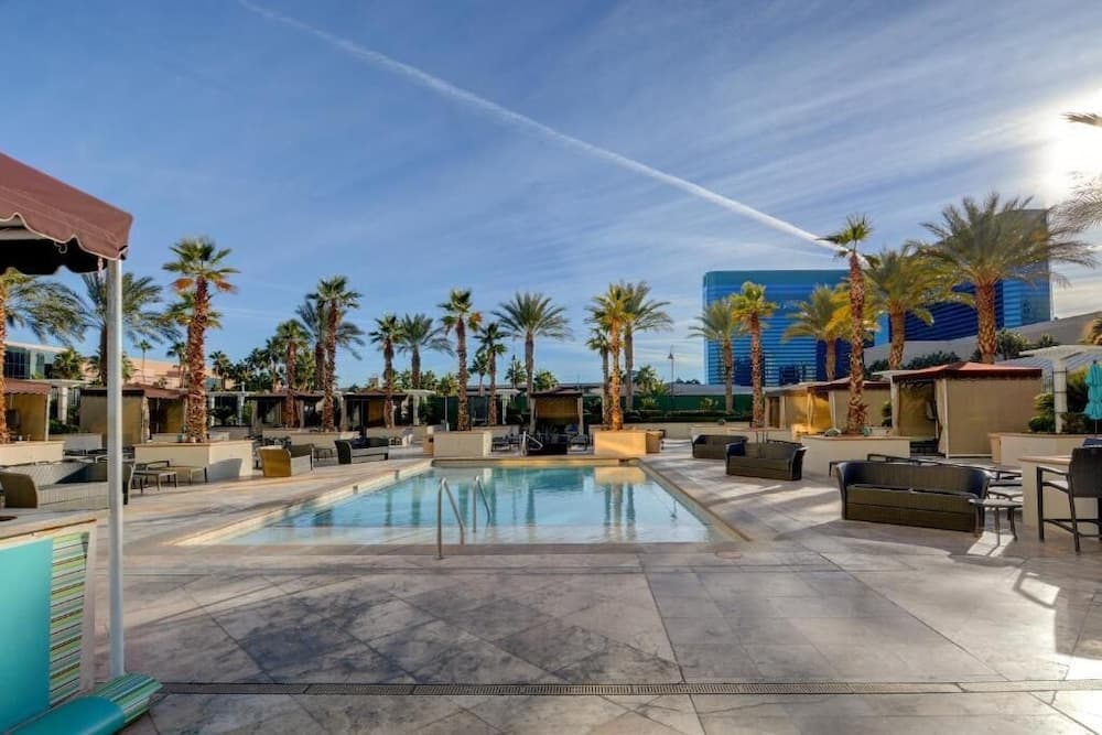 STRIP VIEW Premier King MGM Signature
