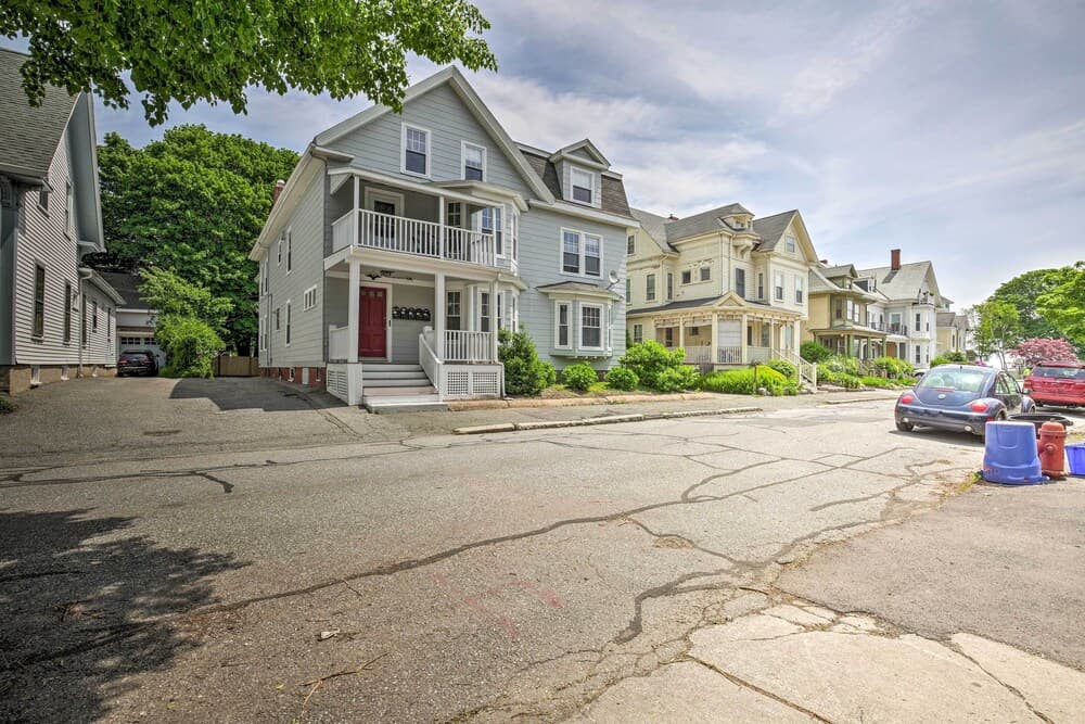 Quaint Beverly Townhome: Walk to Beach & Downtown!
