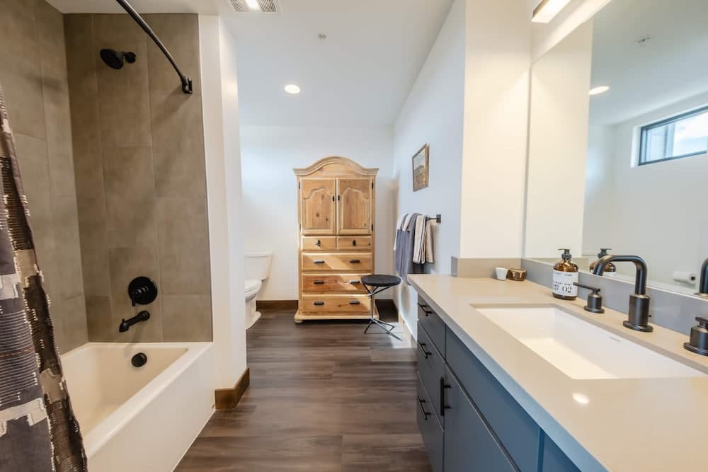 Downtown Penthouse Condo For 4!