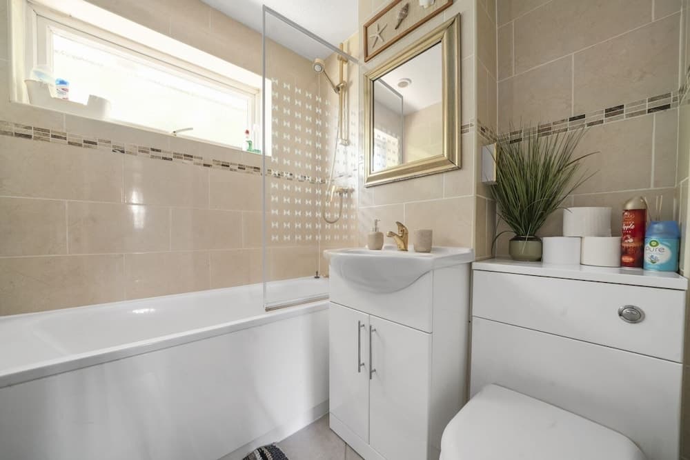 House - Sleeps 8 & On-site Parking