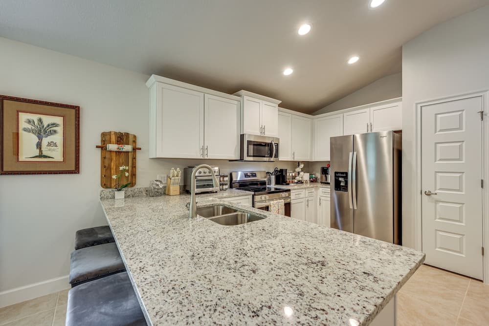 15 Mi to UF: Home w/ Furnished Porch in Alachua!