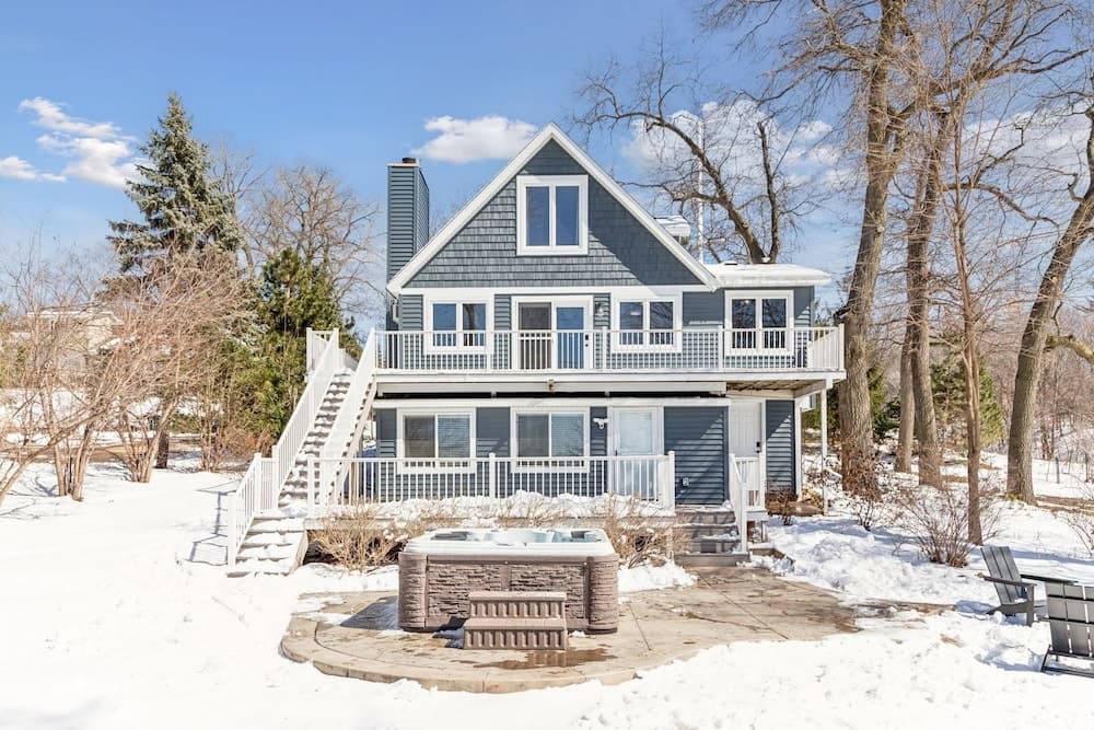 Lakefront Getaway: Sauna, Hot Tub, Firepit & More! 3 Bedroom Home by RedAwning