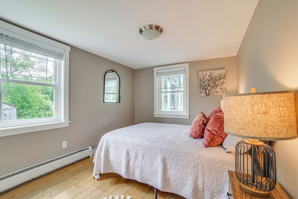 Charming Cavendish Cottage: All-season Retreat!