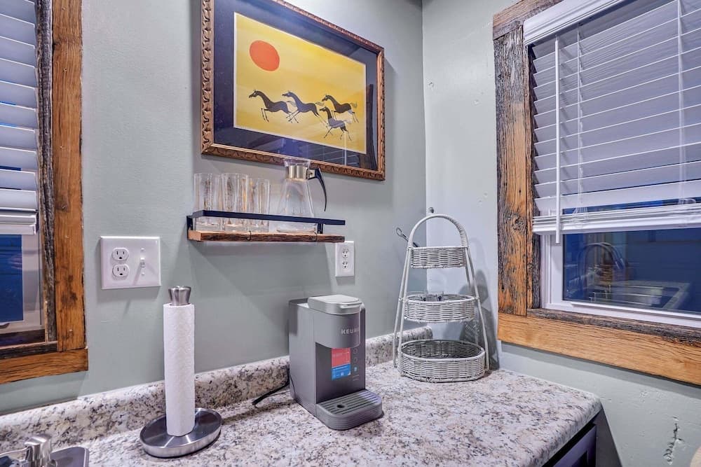 Stylish Retro Stay, Columbia House Unit D 1 Bedroom Apts