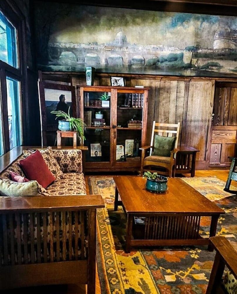 Roycroft Inn