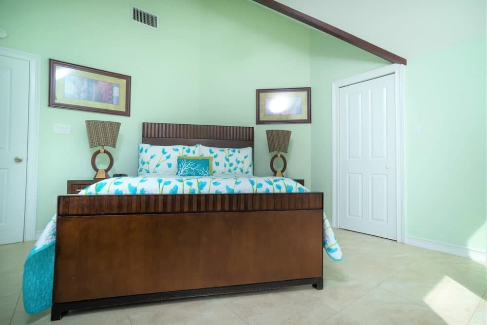 Luxury 3bd Ocean View 1 Cream Stunning Views