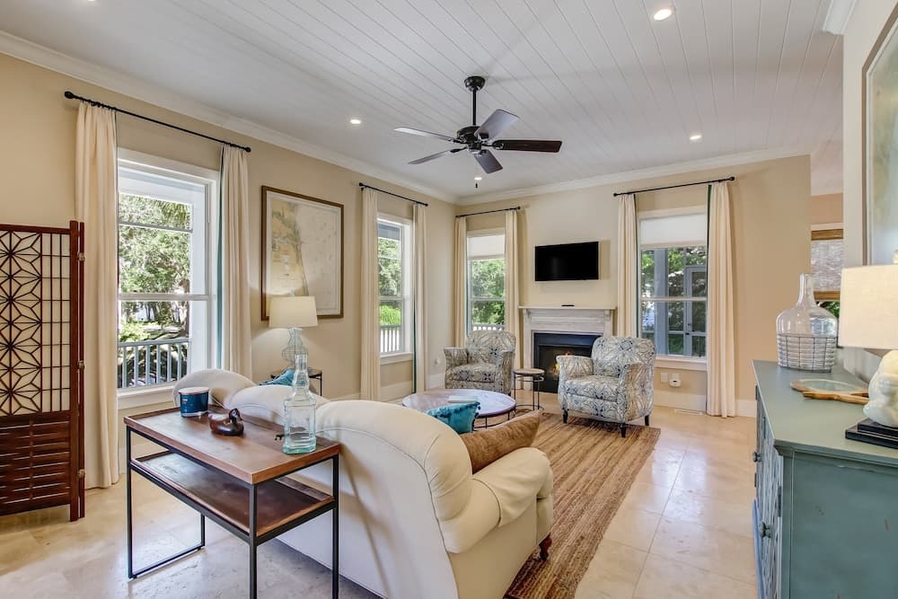 1016 San Fernando Street 3 Bedroom Home by RedAwning